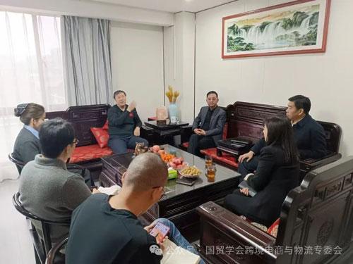 跨境電商與物流專(zhuān)業(yè)委員會(huì)負(fù)責(zé)人高翔與河南路通國(guó)際經(jīng)貿(mào)集團(tuán)李鋼偉董事長(zhǎng)會(huì)面，共商行業(yè)發(fā)展新機(jī)遇